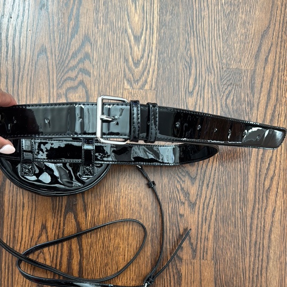 🛍️🛍️ SAM EDELMAN Black Patent Leather Belt Bag - Picture 4 of 4